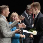 22.09.2021. Kielce. Mała scena KCK. Nagrody "Nadzieje Kielc". Na zdjęciu (od lewej): Marcin Chłodnicki - wiceprezydent Kielc, Anna Kibort - radna, Bogdan Wenta - prezydent Kielc, Cezary Surgiel. / Wiktor Taszłow / Radio Kielce