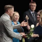 22.09.2021. Kielce. Mała scena KCK. Nagrody "Nadzieje Kielc". Na zdjęciu (od lewej): Marcin Chłodnicki - wiceprezydent Kielc, Anna Kibort - radna, Bogdan Wenta - prezydent Kielc, Aleksandra Wysocka. / Wiktor Taszłow / Radio Kielce