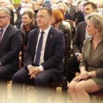 23.09.2021. Kielce. Wernisaż „Iłża-Chęciny”. Na zdjęciu (od lewej): Jacek sabat - dyrektor WDK, Robert Jaworski - burmistrz Chęcin, Edyta Bobryk - zastępca dyrektora WDK / Wiktor Taszłow / Radio Kielce