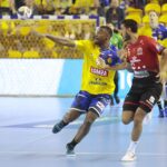 23.09.2021. Kielce. 2. kolejka Ligi Mistrzów: Łomża Vive Kielce - Telekom Veszprem. Na zdjęciu (z lewej): Dylan Nahi / Wiktor Taszłow / Radio Kielce