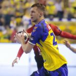 23.09.2021. Kielce. 2. kolejka Ligi Mistrzów: Łomża Vive Kielce - Telekom Veszprem. Na zdjęciu: Władysław Kulesz / Wiktor Taszłow / Radio Kielce