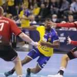 23.09.2021. Kielce. 2. kolejka Ligi Mistrzów: Łomża Vive Kielce - Telekom Veszprem. Na zdjęciu (w środku): Dylan Nahi / Wiktor Taszłow / Radio Kielce