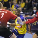 23.09.2021. Kielce. 2. kolejka Ligi Mistrzów: Łomża Vive Kielce - Telekom Veszprem. Na zdjęciu (w środku): Dylan Nahi / Wiktor Taszłow / Radio Kielce