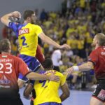 23.09.2021. Kielce. 2. kolejka Ligi Mistrzów: Łomża Vive Kielce - Telekom Veszprem. Na zdjęciu (z piłką): Branko Vujović / Wiktor Taszłow / Radio Kielce