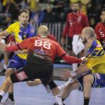 23.09.2021. Kielce. 2. kolejka Ligi Mistrzów: Łomża Vive Kielce - Telekom Veszprem. Na zdjęciu (z piłką): Igor Karacić / Wiktor Taszłow / Radio Kielce