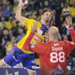23.09.2021. Kielce. 2. kolejka Ligi Mistrzów: Łomża Vive Kielce - Telekom Veszprem. Na zdjęciu (z lewej): Igor Karacić / Wiktor Taszłow / Radio Kielce