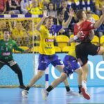 23.09.2021. Kielce. 2. kolejka Ligi Mistrzów: Łomża Vive Kielce - Telekom Veszprem. Na zdjęciu (od lewej): Mateusz Kornecki, Władysław Kulesz / Wiktor Taszłow / Radio Kielce