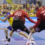 23.09.2021. Kielce. 2. kolejka Ligi Mistrzów: Łomża Vive Kielce - Telekom Veszprem. Na zdjęciu (z lewej): Alex Dujszebajew / Wiktor Taszłow / Radio Kielce