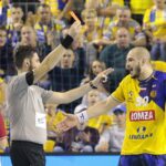 23.09.2021. Kielce. 2. kolejka Ligi Mistrzów: Łomża Vive Kielce - Telekom Veszprem. Na zdjęciu (z prawej): Artsem Karalok / Wiktor Taszłow / Radio Kielce