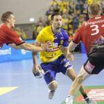 23.09.2021. Kielce. 2. kolejka Ligi Mistrzów: Łomża Vive Kielce - Telekom Veszprem. Na zdjęciu (w środku): Igor Karacić / Wiktor Taszłow / Radio Kielce