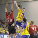 23.09.2021. Kielce. 2. kolejka Ligi Mistrzów: Łomża Vive Kielce - Telekom Veszprem. Na zdjęciu (rzuca): Władysław Kulesz / Wiktor Taszłow / Radio Kielce