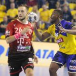 23.09.2021. Kielce. 2. kolejka Ligi Mistrzów: Łomża Vive Kielce - Telekom Veszprem. Na zdjęciu (z prawej): Dylan Nahi / Wiktor Taszłow / Radio Kielce