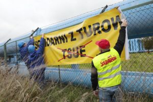 24.09.2021. Kielce. "Solidarni z Turowem" - baner umieszczony na ogrodzeniu Elektrociepłowni / Wiktor Taszłow / Radio Kielce