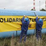 24.09.2021. Kielce. "Solidarni z Turowem" - baner umieszczony na ogrodzeniu Elektrociepłowni / Wiktor Taszłow / Radio Kielce