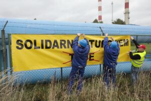 24.09.2021. Kielce. "Solidarni z Turowem" - baner umieszczony na ogrodzeniu Elektrociepłowni / Wiktor Taszłow / Radio Kielce