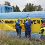 24.09.2021. Kielce. "Solidarni z Turowem" - baner umieszczony na ogrodzeniu Elektrociepłowni / Wiktor Taszłow / Radio Kielce