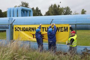 24.09.2021. Kielce. "Solidarni z Turowem" - baner umieszczony na ogrodzeniu Elektrociepłowni / Wiktor Taszłow / Radio Kielce