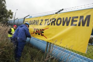 24.09.2021. Kielce. "Solidarni z Turowem" - baner umieszczony na ogrodzeniu Elektrociepłowni / Wiktor Taszłow / Radio Kielce