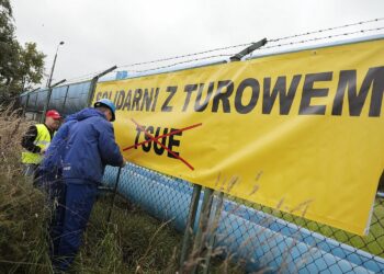 24.09.2021. Kielce. "Solidarni z Turowem" - baner umieszczony na ogrodzeniu Elektrociepłowni / Wiktor Taszłow / Radio Kielce