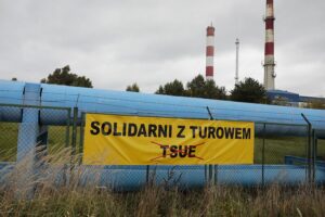 24.09.2021. Kielce. "Solidarni z Turowem" - baner umieszczony na ogrodzeniu Elektrociepłowni / Wiktor Taszłow / Radio Kielce