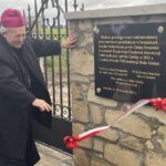 20.09.2021. Iwaniska. Nowy parkingu przy cmentarzu. Na zdjęciu biskup Edward Frankowski / Emilia Sitarska / Radio Kielce