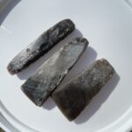 28.09.2021. Sadowie. Prace archeologiczne - cmentarzysko kultury amfor kulistych. Na zdjęciu:  krzemienne narzędzia / Wojciech Pasterkiewicz / Uniwersytet Rzeszowski