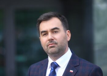 02.09.2021. Warszawa. Briefing dot. decyzji prezydenta o wydaniu rozporządzenia o wprowadzeniu stanu wyjątkowego w przygranicznym pasie z Białorusią. Na zdjęciu: sekretarz stanu w Kancelarii Prezydenta RP Błażej Spychalski podczas briefingu prasowego przed Biurem Bezpieczeństwa Narodowego / PAP