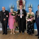 04.09.2021. Ostrowiec Św. Wręczenie medali za długoletnie pożycie małżeńskie. Na zdjęciu (od lewej): Beata Duda - kierownik USC, Alidia i Bolesław Wiatrowscy, Joanna i Jacenty Dryjowe, Jarosław Górczyński - prezydent Ostrowca Św. / Emilia Sitarska / Radio Kielce