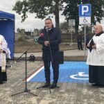 20.09.2021. Iwaniska. Nowy parkingu przy cmentarzu. Na zdjęciu (od lewej): biskup Edward Frankowski, Marek Staniek - wójt gminy Iwaniska, ks. Leszek Zajezierski - proboszcz parafii w Iwaniskach / Emilia Sitarska / Radio Kielce