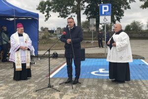 20.09.2021. Iwaniska. Nowy parkingu przy cmentarzu. Na zdjęciu (od lewej): biskup Edward Frankowski, Marek Staniek - wójt gminy Iwaniska, ks. Leszek Zajezierski - proboszcz parafii w Iwaniskach / Emilia Sitarska / Radio Kielce