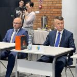 07.09.2021. Ostrowiec Świętokrzyski. Podpisanie umów w ramach Miejskiego Obszaru Funkcjonalnego. Na zdjęciu (od lewej): Cezary Błach - burmistrz Suchedniowa i Mirosław Seweryn - wójt Mirca / Emilia Sitarska / Radio Kielce