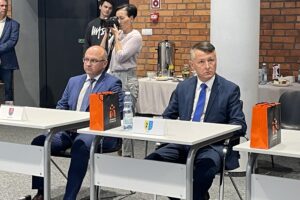 07.09.2021. Ostrowiec Świętokrzyski. Podpisanie umów w ramach Miejskiego Obszaru Funkcjonalnego. Na zdjęciu (od lewej): Cezary Błach - burmistrz Suchedniowa i Mirosław Seweryn - wójt Mirca / Emilia Sitarska / Radio Kielce