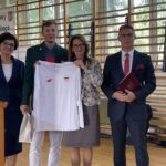 03.09.2021. Ostrowiec Św. Inauguracja roku sportowego w Szkole Mistrzostwa Sportowego. Na zdjęciu (od lewej): Grażyna Maj - nauczyciel w SMS, Mateusz Borkowski - absolwent szkoły i olimpijczyk z Tokio, Anna Trojanowska - dyrektor SMS, Rafał Dytkowski - wicedyrektor SMS / Emilia Sitarska / Radio Kielce