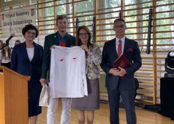 03.09.2021. Ostrowiec Św. Inauguracja roku sportowego w Szkole Mistrzostwa Sportowego. Na zdjęciu (od lewej): Grażyna Maj - nauczyciel w SMS, Mateusz Borkowski - absolwent szkoły i olimpijczyk z Tokio, Anna Trojanowska - dyrektor SMS, Rafał Dytkowski - wicedyrektor SMS / Emilia Sitarska / Radio Kielce