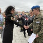 29.09.2021. Ostrowiec Świętokrzyski. Ślubowanie klas drugich Niepublicznego Technikum im. Tadeusza Kościuszki ZDZ. Na zdjęciu (od prawej): Izabela Pustuła - dyrektor Niepublicznego Technikum im. Tadeusza Kościuszki ZDZ w Ostrowcu Świętokrzyskim, po lewej Jerzy Wątroba -  ZDZ Kielce. / Emilia Sitarska / Radio Kielce