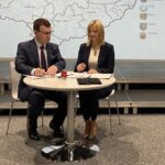 07.09.2021. Ostrowiec Świętokrzyski. Podpisanie umów w ramach Miejskiego Obszaru Funkcjonalnego. Na zdjęciu (od lewej): Jarosław Górczyński - prezydent Ostrowca Świętokrzyskiego i Dorota Łukomska - burmistrz Stąporkowa / Emilia Sitarska / Radio Kielce