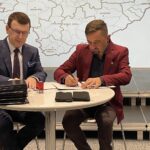 07.09.2021. Ostrowiec Świętokrzyski. Podpisanie umów w ramach Miejskiego Obszaru Funkcjonalnego. Na zdjęciu (od lewej): Jarosław Górczyński - prezydent Ostrowca Świętokrzyskiego i Hubert Żądło - wójt Bałtowa / Emilia Sitarska / Radio Kielce