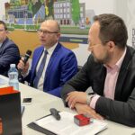 07.09.2021. Ostrowiec Świętokrzyski. Podpisanie umów w ramach Miejskiego Obszaru Funkcjonalnego. Na zdjęciu (od lewej): Jarosław Górczyński - prezydent Ostrowca Świętokrzyskiego, Jacek Sułek - Urząd Marszałkowski Województwa Świętokrzyskiego i Dominik Smoliński - zastępca prezydenta Ostrowca Świętokrzyskiego / Emilia Sitarska / Radio Kielce