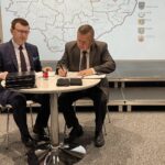 07.09.2021. Ostrowiec Świętokrzyski. Podpisanie umów w ramach Miejskiego Obszaru Funkcjonalnego. Na zdjęciu (od lewej): Jarosław Górczyński - prezydent Ostrowca Świętokrzyskiego i Jerzy Murzyn - wójt Bodzechowa / Emilia Sitarska / Radio Kielce