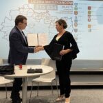 07.09.2021. Ostrowiec Świętokrzyski. Podpisanie umów w ramach Miejskiego Obszaru Funkcjonalnego. Na zdjęciu (od lewej): Jarosław Górczyński - prezydent Ostrowca Świętokrzyskiego i Joanna Suska - burmistrz Ćmielowa / Emilia Sitarska / Radio Kielce