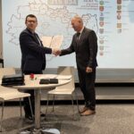 07.09.2021. Ostrowiec Świętokrzyski. Podpisanie umów w ramach Miejskiego Obszaru Funkcjonalnego. Na zdjęciu (od lewej): Jarosław Górczyński - prezydent Ostrowca Świętokrzyskiego i Krzysztof Gajewski - wójt Waśniowa / Emilia Sitarska / Radio Kielce