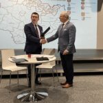 07.09.2021. Ostrowiec Świętokrzyski. Podpisanie umów w ramach Miejskiego Obszaru Funkcjonalnego. Na zdjęciu (od lewej): Jarosław Górczyński - prezydent Ostrowca Świętokrzyskiego i Krzysztof Obratański - burmistrz Końskich / Emilia Sitarska / Radio Kielce