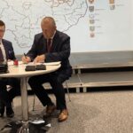 07.09.2021. Ostrowiec Świętokrzyski. Podpisanie umów w ramach Miejskiego Obszaru Funkcjonalnego. Na zdjęciu (od lewej): Jarosław Górczyński - prezydent Ostrowca Świętokrzyskiego i Lech Łodej - burmistrz Kunowa / Emilia Sitarska / Radio Kielce