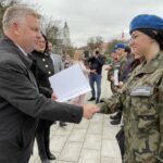 29.09.2021. Ostrowiec Świętokrzyski. Ślubowanie klas drugich Niepublicznego Technikum im. Tadeusza Kościuszki ZDZ. Na zdjęciu (po lewej): senator Jarosław Rusiecki / Emilia Sitarska / Radio Kielce