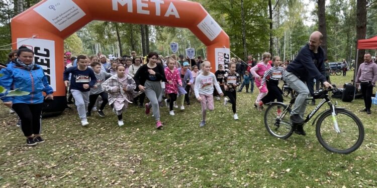 25.09.2021. Ostrowiec Św. Charytatywny bieg w piżamach na Gutwinie / Emilia Sitarska / Radio Kielce