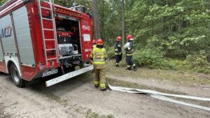 16.09.2021. Ostrowiec Świętokrzyski. Ćwiczenia strażaków na terenie leśnictwa Zwierzyniec / Emilia Sitarska / Radio Kielce