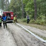 16.09.2021. Ostrowiec Świętokrzyski. Ćwiczenia strażaków na terenie leśnictwa Zwierzyniec / Emilia Sitarska / Radio Kielce