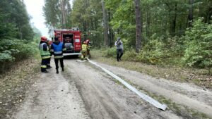 16.09.2021. Ostrowiec Świętokrzyski. Ćwiczenia strażaków na terenie leśnictwa Zwierzyniec / Emilia Sitarska / Radio Kielce