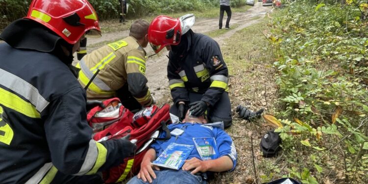 16.09.2021. Ostrowiec Świętokrzyski. Ćwiczenia strażaków na terenie leśnictwa Zwierzyniec / Emilia Sitarska / Radio Kielce