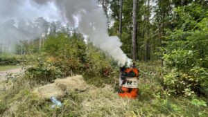 16.09.2021. Ostrowiec Świętokrzyski. Ćwiczenia strażaków na terenie leśnictwa Zwierzyniec / Emilia Sitarska / Radio Kielce